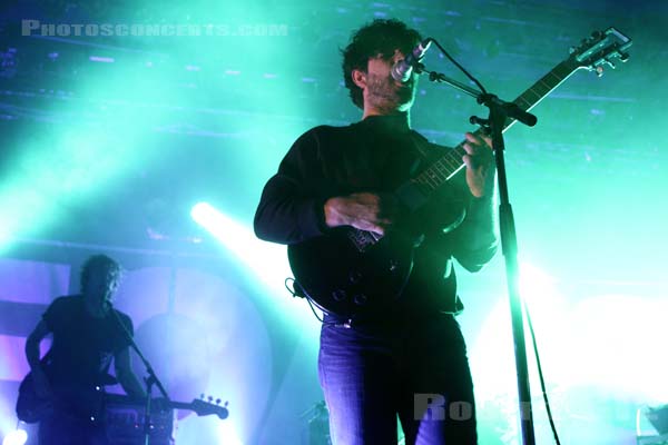 FOALS - 2010-11-25 - PARIS - Elysee Montmartre - Yannis Philippakis - Walter Gervers